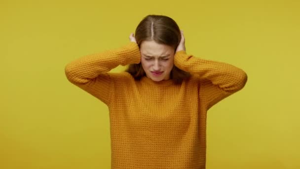 Nem Akarom Meghallgatni Feldúlt Lány Alkalmi Ruhákban Befedi Fülét Karokkal — Stock videók