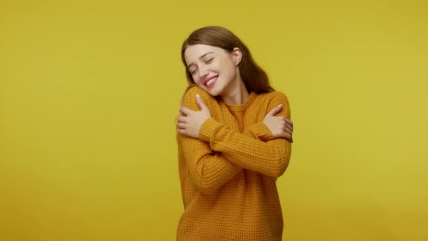 Linda Menina Feliz Adorável Com Cabelo Castanho Pulôver Abraçando Sorrindo — Vídeo de Stock