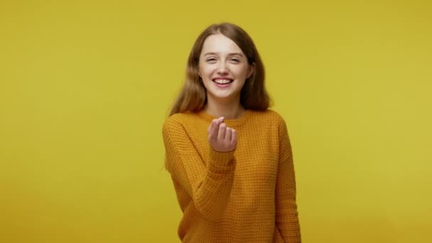 Kom Naar Mij Lachend Positief Aantrekkelijk Meisje Met Vriendelijke Gezichtsuitdrukking — Stockvideo