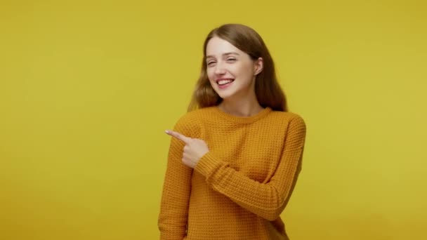 Sorrindo Menina Bonita Feliz Com Expressão Rosto Gentil Pulôver Apontando — Vídeo de Stock