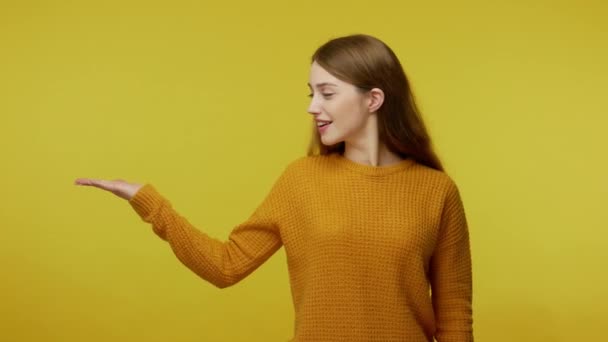 Lachend Schattig Gelukkig Meisje Met Vriendelijke Gezichtsuitdrukking Pullover Wijzen Kopieerruimte — Stockvideo