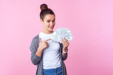 Şanslı genç kızın portresi parayı gösteriyor, kendini zengin hissediyor.