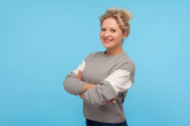 Kısa kıvırcık saçlı, kendine güvenen ve mutlu bir kadın.