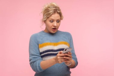 Şaşırmış, kıvırcık saçlı güzel bir kadının portresi.