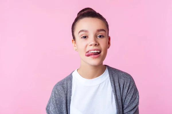 Ritratto di ragazza bruna infantile spensierata che mostra lingua, diso — Foto Stock