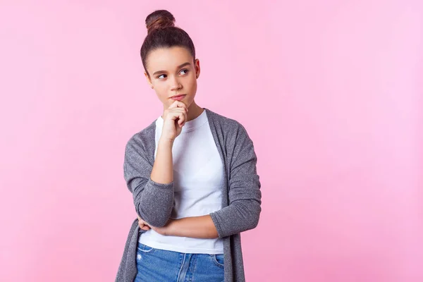 Niech pomyślę! Portret zamyślony słodkie brunetka nastolatek dziewczyna hol — Zdjęcie stockowe