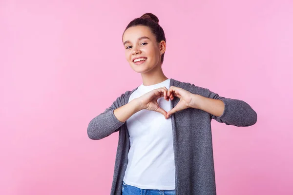 Πορτρέτο του όμορφη μελαχρινή έφηβη κοπέλα δείχνει πνεύμα σχήμα καρδιάς — Φωτογραφία Αρχείου