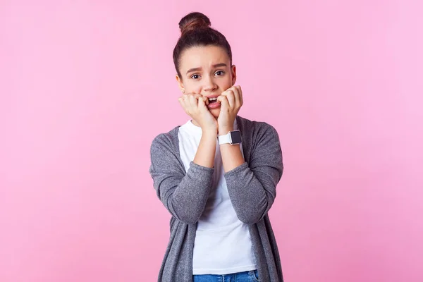 Підліткова тривога. Портрет стурбованої брюнетки дівчина кусає цвяхи відьма — стокове фото
