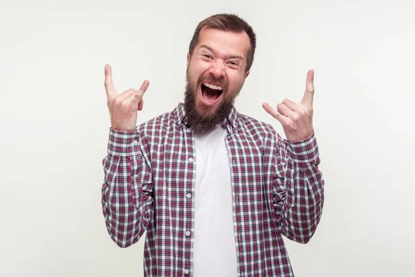 一个喜怒无常的大胡子男人展示摇滚标志的画像 — 图库照片