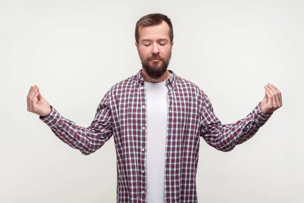 Gestão do stress. Retrato de homem barbudo meditando com perto — Fotografia de Stock