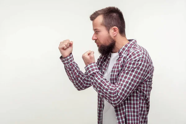 Battons-nous ! Vue latérale de l'homme barbu agressif debout avec r — Photo