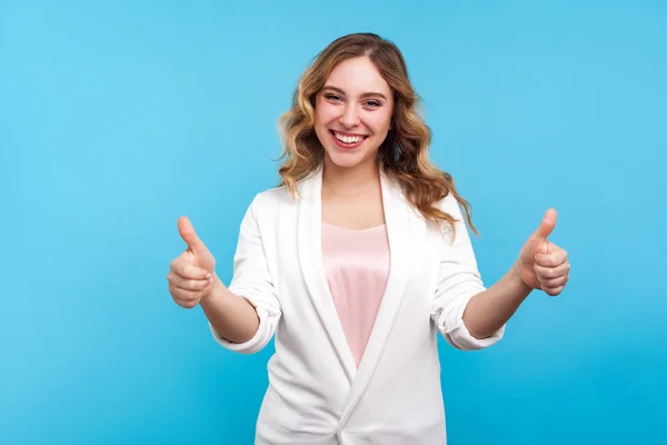 ¡Como! Retrato de dama sonriente optimista complacida mostrando pulgares —  Fotos de Stock