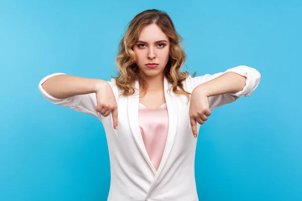 Aqui e agora! Retrato de mulher séria estrita chefe pointi — Fotografia de Stock