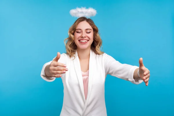 Portrait de femme angélique amicale avec halo sur ses cheveux ondulés nous — Photo