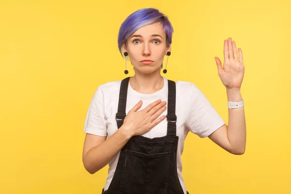 Portrait of honest serious hipster girl swearing with hand on he — Stock Photo, Image