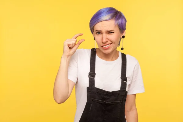 Portræt af ung hipster pige viser lille størrelse finger gestus - Stock-foto