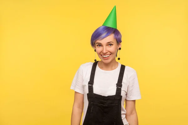 Geburtstagsfeiertag. Porträt stilvoller fröhlicher Hipster-Mädchen — Stockfoto