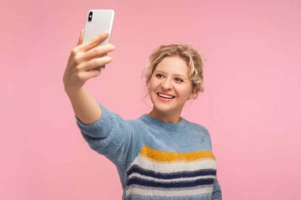 Retrato de mulher bonita alegre com cabelo encaracolado curto em quente — Fotografia de Stock