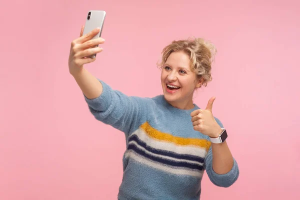 Portrait of excited pretty woman with curly hair in sweater show — Stock Photo, Image