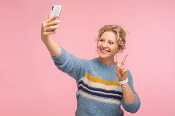 Retrato de una hermosa mujer feliz con el pelo rizado en suéter sho —  Fotos de Stock
