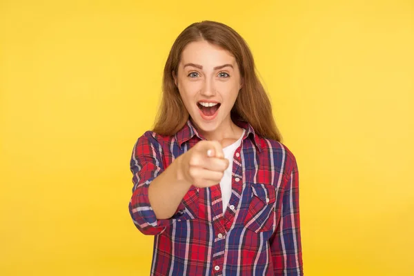 Ei, você! Retrato de menina gengibre maravilhado em camisa quadriculada feliz — Fotografia de Stock