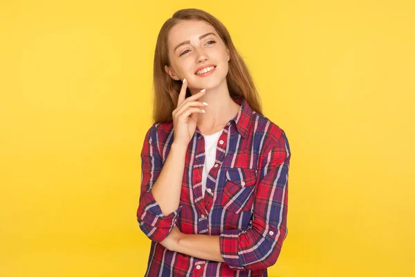 Retrato de chica jengibre de ensueño feliz en camisa a cuadros buscando —  Fotos de Stock