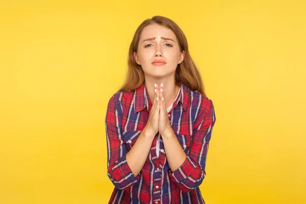 ¡Por favor, te lo ruego! Retrato de chica pelirroja desesperada en camisa — Foto de Stock