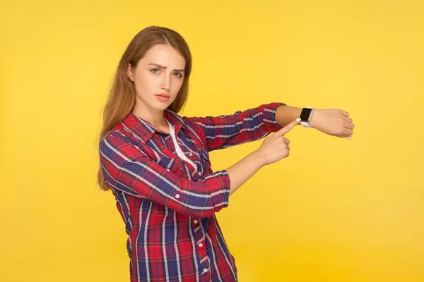 Olha para as horas! Retrato de menina de gengibre grave em xadrez s — Fotografia de Stock