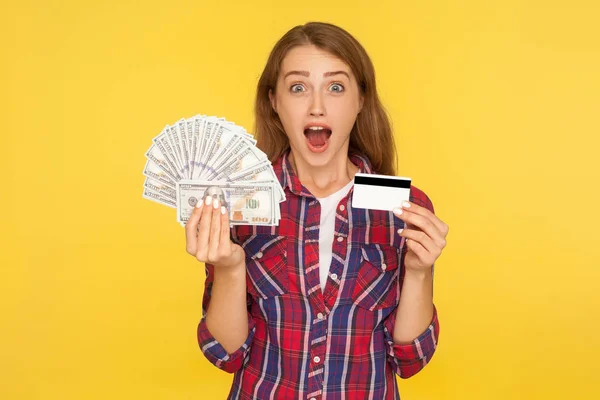 Niesamowite szczęśliwy podekscytowany imbir dziewczyna stojąc z plastikową kartą bankową — Zdjęcie stockowe