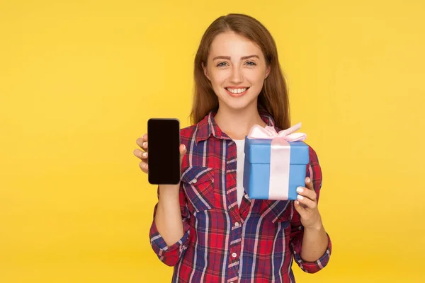 Vrolijk opgewonden schattig gember meisje in shirt staan met verpakt — Stockfoto