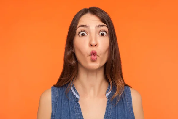 Closeup of funny stupid brunette woman making fish face, looking — Stock Photo, Image