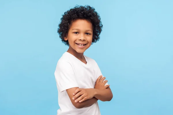 Retrato de niño feliz y confiado en camiseta blanca stan —  Fotos de Stock