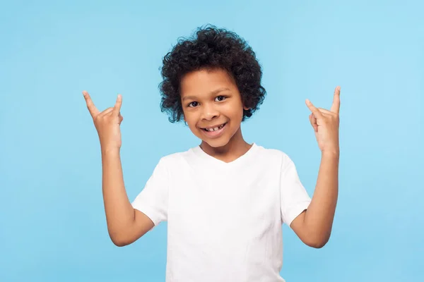 Vamos a rockear! Retrato de alegre niño funky con el pelo rizado —  Fotos de Stock