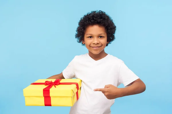 Feliz guapo lindo niño apuntando a la caja de regalo y sonriendo —  Fotos de Stock