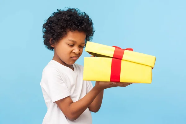 Muotokuva utelias ihana pieni poika kurkistaa sisällä lahjapakkauksessa , — kuvapankkivalokuva