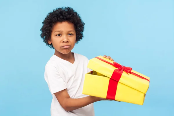 Portrett av en morsom liten gutt som holder opp gaveesken og kikker. – stockfoto