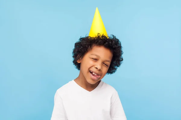 Retrato de gracioso niño travieso divertido con cono de fiesta en —  Fotos de Stock