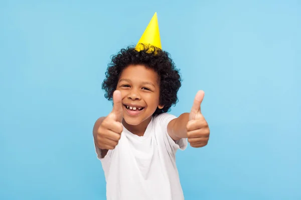 Polegares até a festa de aniversário! Entusiasmado incrível alegre menino w — Fotografia de Stock