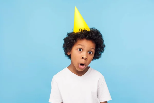 Retrato de divertido menino cômico com cone de festa na cabeça l — Fotografia de Stock