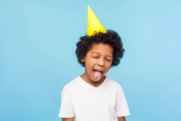 Retrato de adorable niño desobediente divertido con estafa de fiesta —  Fotos de Stock