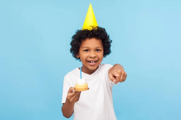 Gratulerer med dagen! En liten, søt gutt med en morsom fest – stockfoto