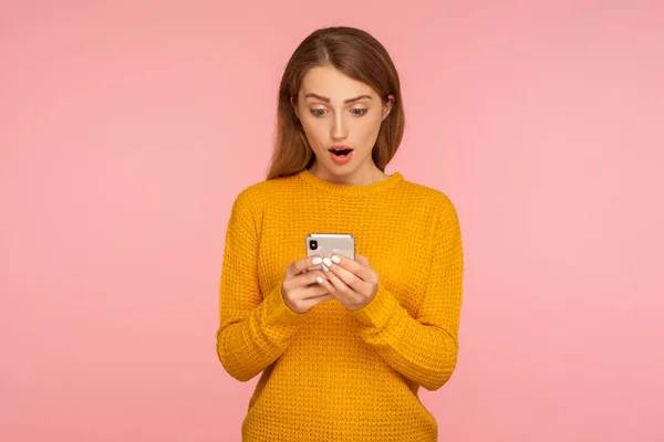 Portrait of surprised cute ginger girl texting on cellphone and — 스톡 사진