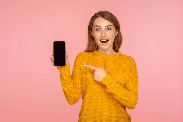 Retrato de menina de gengibre bonito espantado em suéter apontando — Fotografia de Stock