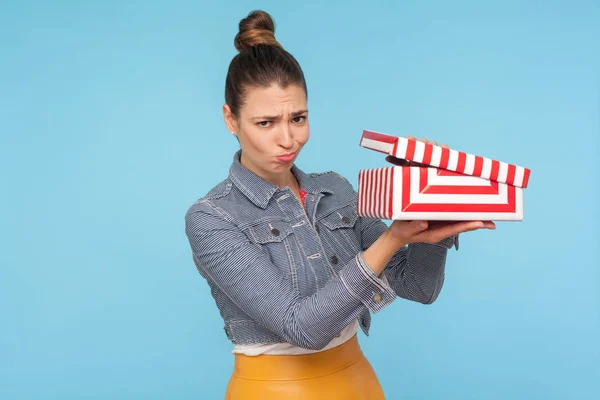 Schlechtes Geschenk. Frustrierte Frau packt Geschenk aus und öffnet Kleingeld — Stockfoto