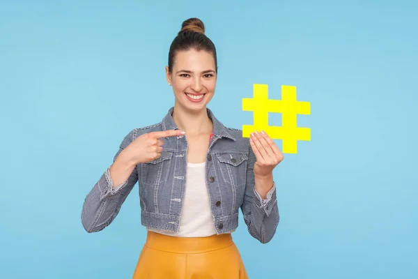 Mujer atractiva feliz optimista con moño de pelo en outfi elegante —  Fotos de Stock