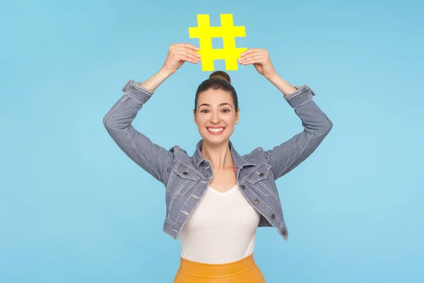 Lebenslustiges attraktives Mädchen mit Haarschopf in stylischem Outfit — Stockfoto