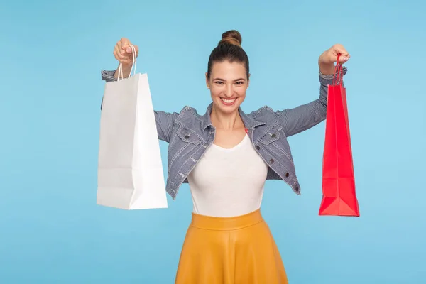 Feliz adicto a las compras. Hermosa mujer vestida a la moda con cabello — Foto de Stock