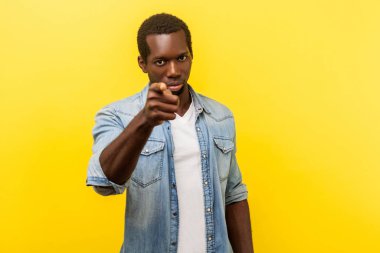 Hey sen! Kamerayı işaret eden ciddi bir adamın portresi. Kapalı alan aygırı