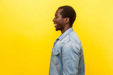 Sola bakan olumlu memnun genç adamın profil portresi