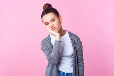 Sıkıldım. Depresyondaki esmer genç kız portresi